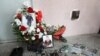 Fotografije televizijskog kamermana Leksa Laškarave pored slomljene kamere na njegovoj sahrani u Tbilisiju 13. jula