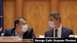 Demisia miniștrilor USR PLUS duce la schimbarea compoziției politice a Guvernului, ceea ce îl obligă pe Florin Cîțu să vină în fața Parlamentului, în termen de 45 de zile, pentru un nou vot de învestire. Imagine generică cu Cristian Ghinea (stânga) și Dan Barna (dreapta).