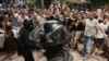 Žandarmerija razdvaja demonstrante od pristalica vladajuće Srpske napredne stranke u Beogradu, 13. avgust 2025. 