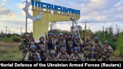 Украина күштері Харьков облысындағы Шевченко ауылында. Бұл ауыл енді ғана азат етілді. 10 қыркүйек 2022 жыл.