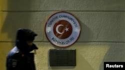 Policajac ispred Ambasade Turske u Moskvi