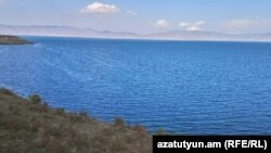 Панорама озера Севан у Вірменії, фото ілюстративне