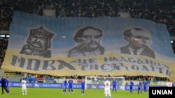 Банер із портретами Київського князя України-Русі Володимира Великого, гетьмана Івана Мазепи, лідера ОУН Степана Бандери та написом: «Мова – це надбання тисячоліття» під час футбольного матчу між збірними України і Чехії. Львів, 15 серпня 2012 року