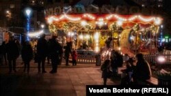 Празничната въртележка в градинката пред НДК, 26 ноември 2024 г.
