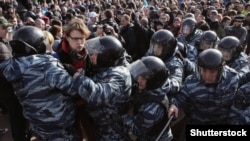 Policija na jednom od opozicionih protesta u Moskvi 