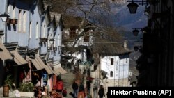 Вулиця одного з популярних у туристів міст Албанії