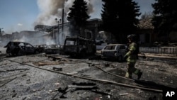 2-nji awgust. Donetsk sebitiniň ýangyn söndürijileri zarba urlan şäherde ýangyn söndürýär.