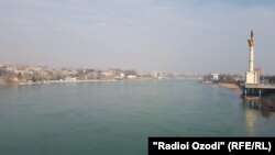 Река Сырдарья протекает через таджикский город Худжанд