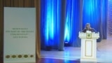 Gözel Şagulyýewa prezidentiň täze goşgusy baradaky täze goşgusyny okaýar. Arhiw suraty