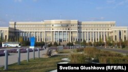 У здания министерства иностранных дел Казахстана.