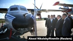 Орусиянын президенти Владимир Путин, вице-премьер-министр Юрий Борисов жана Федералдык коопсуздук кызматынын (ФСБ) директору Александр Бортников менен бирге Let L-410 UVP-E20 Turbolet транспорттук учагын көрүп жатышат. 19-сентябрь, 2018-жыл.