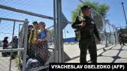 КПП "Достук" на кыргызско-узбекской границе, май 2017 г.