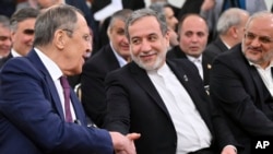 Russiýanyň daşary işler ministri Sergeý Lawrow (çepde) we Eýranyň daşary işler ministri Abbas Arakçi 17-nji ýanwarda Moskwada geçirilen gepleşiklerden soň elleşýärler.