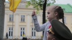 Маленька жителька Луганщини підняла державний прапор у Львові (відео)