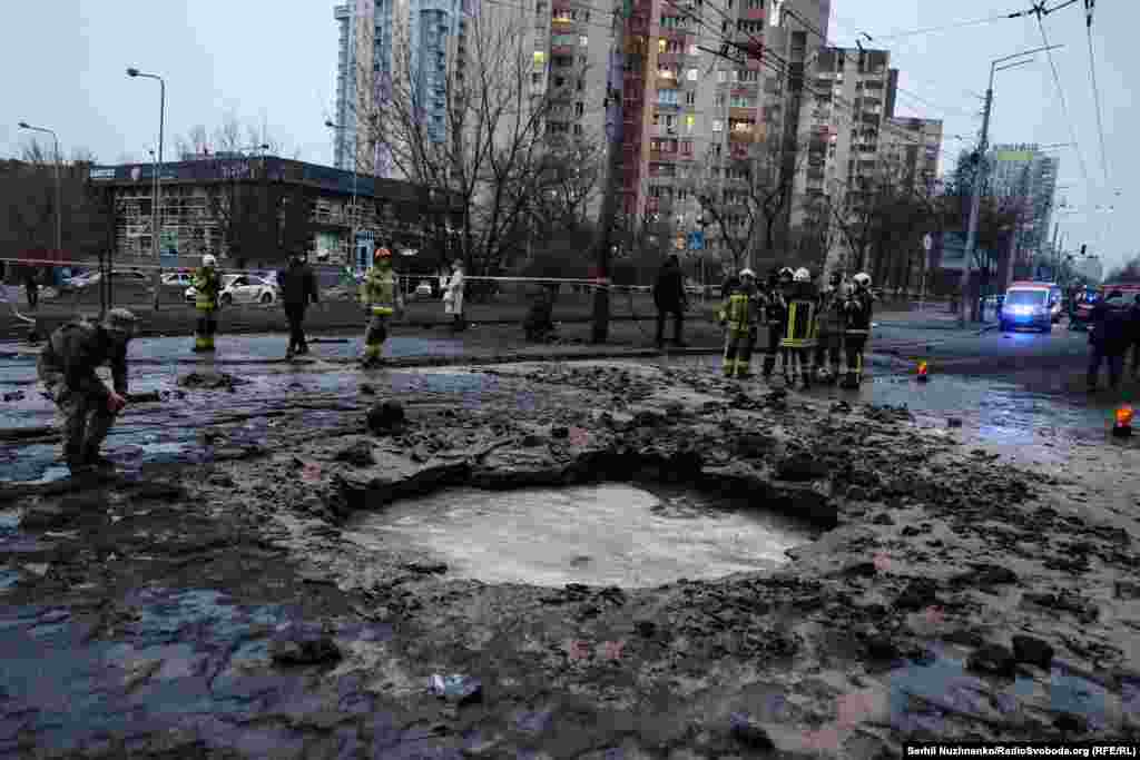 Воронка на месте падения российской ракеты возле станции метро &laquo;Лукьяновская&raquo; в Киеве, 18 января 2025 года