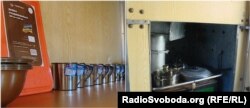 Кухня і кухонне приладдя у новому вагоні для бійців, які супроводжують військову техніку