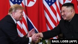 Вітання президента США Дональда Трампа (л) і голови КНДР Кім Чен Ина, Ханой, В'єтнам, 27 лютого 2019 року