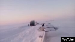 Жүздөгөн адамдардын жолун бууган кар күрткү.