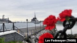 Квіти на березі моря в Североморську в пам'ять про 14 загиблих моряків, Росія, 2 липня 2019 року