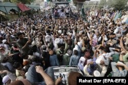 Pakistanda ýörişleri geçiren protestçiler