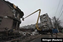 Працівники ДСНС України працюють у місці російського ракетного удару у Запоріжжі. 1 лютого 2025 року