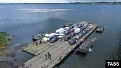 Автомобілі на понтонному поромі біля Антонівського мосту, серпень 2022 року