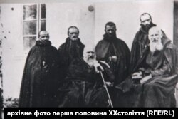 По центру – митрополит Андрей Шептицький, праворуч – отець Климентій Шептицький
