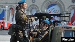 Армения - Женщины-солдаты принимают участие в военном параде в Ереване