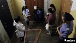 Орусия -- мигрант кыргыз кыз-келиндерин полиция текшерүүдө. Москва, 7-июль, 2011. (Сүрөттүн азыркы окуяга тиешеси жок)