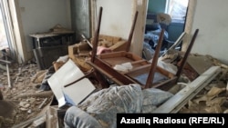 Ruina unei locuințe din orașul azer Ganca după ce a fost lovită de o rachetă trasă din Armenia, pe 11 octombrie. Ambele tabere au suferit pierderi militare și civile după ce conflictul a reizbucnit în septembrie în jurul regiunii separatiste Nagorno-Karabah. (Azadliq Radiosu, RFE/RL)