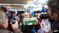 Prodaja satiričnog magazina Šarli Ebdo u Parizu, 14. januar 2015.