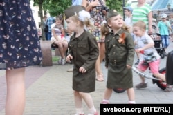 Маленькія дзяўчынкі ў вайсковай форме