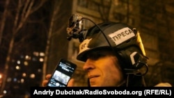 Кореспондент Радіо Свобода Андрій Дубчак під час прямої трансляції з пікетування Генеральної прокуратури України (фото: Ivan Marunych), грудень 2013 рік