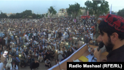 د پښتون تحفظ موومېنټ مشر منظور پښتین په لاهور کې یوې ولسي غونډې ته وینا کوي