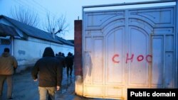 Ош шаарында буздурулуп жаткан мыйзамсыз курулуштар. 