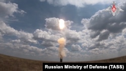 Зенитная ракетная система С-500 выполняет испытательные боевые стрельбы по скоростной баллистической цели на полигоне Капустин Яр, РФ