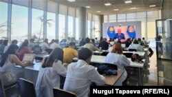 Қазақстан президенті Қасым-Жомарт Тоқаевтың сөзін ел астанасындағы Қазмедиа орталығындағы монитордан көріп отырған журналистер. Азаттық архивіндегі сурет.