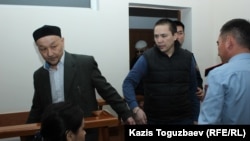 Кенжебек Әбішев (сол жақта) және Алмат Жұмағұлов сот залында. Алматы, қыркүйек 2018 жыл. 