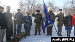 Башкортстан вәкилләре Мутин кабер ташына чәчәк салу вакытында
