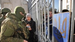 Bir işareti olmağan Rusiye arbiyleri Kezlev civarlarında Ukraina arbiylerini blok ete, 2014 senesi martnıñ 3-ü