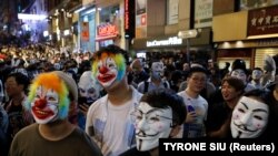 Учасники протесту одягали маски, щоб уникнути ідентифікації владою, Гонконг, жовтень 2019 року