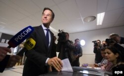 Прем'єр-міністр Нідерландів Марк Рютте на дільниці для голосування. 6 квітня 2016 року