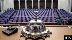 В сградата на бившия Партиен дом, която в сряда стана новото седалище на Нардоното събрание, достъпът на журналистите до депутати и връзката с интернет са ограничени