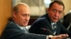 Mihail Lesin (desno) 2002., kao ministar za medije, sluša dok govori predsednik Vladimir Putin.