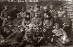 Старшини 1-го куреня 6-ї бригади Української галицької армії. У першому ряду сидить третій ліворуч Соломон Ляйнберг – колишній командир Жидівського пробоєвого куреня. 17 листопада 1919 року