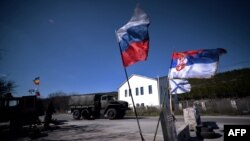 FOTO: Zastave Rusije, ruske mornarice i Srbije na kontrolnom punktu na putu od Simferopola do Sevastopola