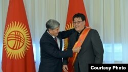 Президент Атамбаев Сыргак Абдылдаевге "Эрдик" медалын тапшырууда