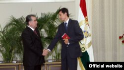 Президент Таджикистана Эмомали Рахмон вручает премия имени Исмоила Сомони молодому ученому Шохину Саидзода, август 2015 года