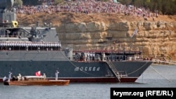Флагман Чорноморського флоту Росії, ракетний крейсер «Москва» у бухті Севастополя. Архівне фото