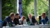 Зліва направо: прем’єр Польщі Дональд Туск, президент України Володимир Зеленський, президент Франції Емманюель Макрон, британський прем’єр Кір Стармер та канцлер Німеччини Фрідріх Мерц під час телефонної розмови з Дональдом Трампом. Тірана, 16 травня 2025 року